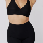 Short modelador y escote profundo en color negro