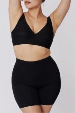 Short modelador y escote profundo en color negro
